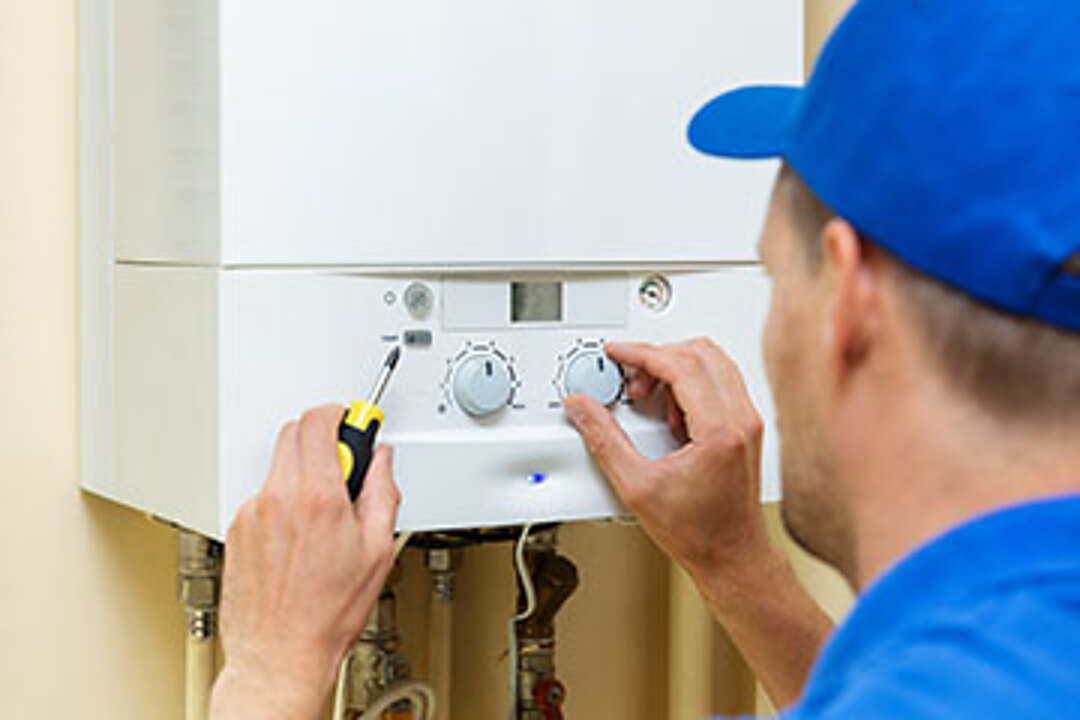 Serwisant przy gazowym kotle kondensacyjnym Vaillant